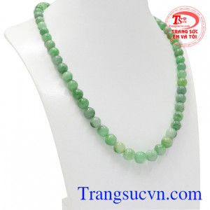 Ngọc cẩm thạch từ lâu đời được mệnh danh là viên ngọc quý được chế tác thành nhiều kiểu trang sức như: nhẫn ngọc, vòng ngọc, chuỗi ngoc, mặt đá chạm khắc... đều được các khách hàng ưa chuộng.