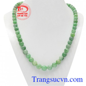 Chuỗi cổ cẩm thạch may mắn là sản phẩm được chế tạo từ ngọc cẩm thạch thiên nhiên, màu sắc bắt mắt.