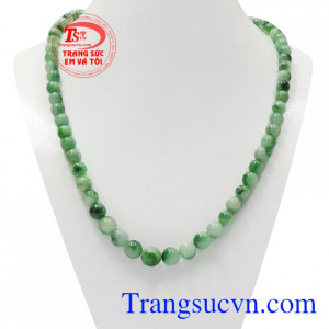 Chuỗi cổ cẩm thạch phú quý là sản phẩm được làm từ ngọc cẩm thạch chất lượng, sáng bóng.