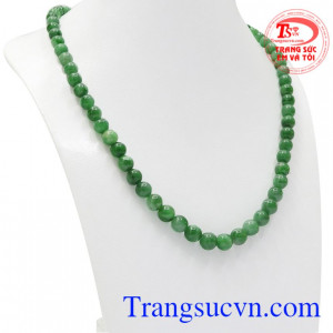 Người xưa quan niệm rằng ngọc cẩm thạch có thể mang đến tiền tài, thịnh vượng đến cho người đeo.