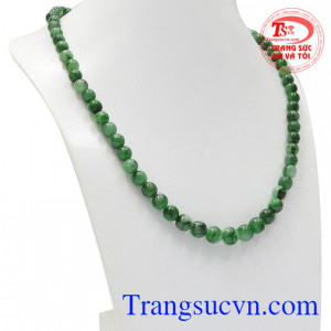 Ngọc cẩm thạch từ xưa đã luôn được sử dụng để làm đồ trang sức hay tín vật của những gia đình giàu có hay vua chúa thời xưa.