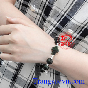 Đeo chuỗi mân côi giúp nhắc nhở việc lần chuỗi hạt để cầu nguyện với Đức Mẹ. Chuỗi mân côi jadeite thiên nhiên