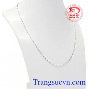 Sản phẩm được chế tác tinh tế tăng thêm phần nữ tính, duyên dáng cho các cô nàng.