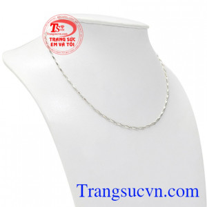 Dây chuyền bạc là sản phẩm được lựa chọn nhiều để làm quà tặng cho các bé.
