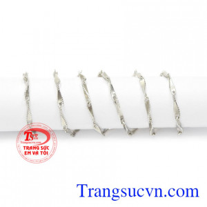 Không chỉ bởi để làm đẹp mà dây chuyền bạc còn giúp tăng cường sức đề kháng cho bé yêu của bạn.