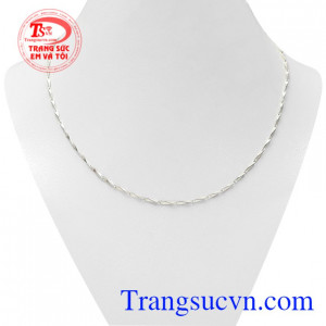 Dây chuyền bạc bé yêu được chế tác dạng khúc tinh tế mang đến vẻ cá tính nhưng vẫn giữ vẻ đáng yêu cho bé.