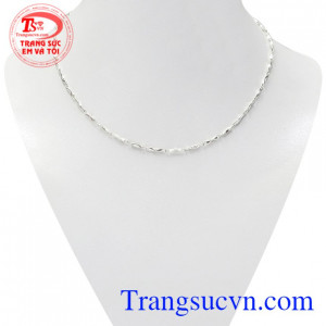 Dây chuyền bạc được chế tác tinh tế là món quà xinh xắn để dành tặng cho các bé yêu.