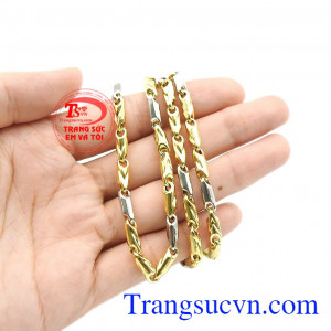 Dây chuyền nam can đảm có thể kết hợp với nhiều kiểu trang phục, phụ kiện hoặc với mặt dây chuyền vàng để tạo sự khác biệt. 