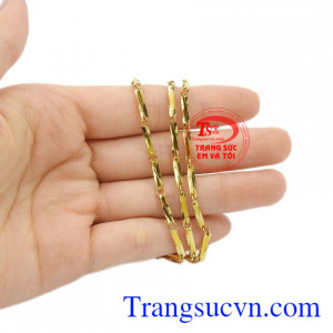 Dây chuyền nam khúc thời thượng đây là một gợi ý hay để làm quà tặng cho người thương.