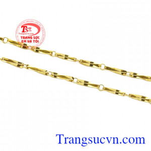 Sản phẩm có thể kết hợp nhiều kiểu trang phục mang lại vẻ thời trang cho nam giới.