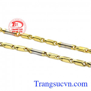 Sản phẩm chế tác từ vàng tây 10k, kết hợp vàng màu và vàng trắng tạo nên chiếc dây chuyền phong cách và hợp thời trang. Dây chuyền nam quyết thắng