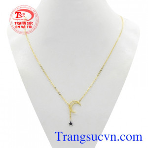 Dây chuyền nữ ánh trăng lấy nguồn cảm hứng từ khung cảnh thiên nhiên vầng trăng khuyết.