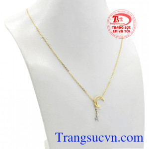 Mặt trăng tượng trưng cho cuộc sống luôn chuyển động và thay đổi.