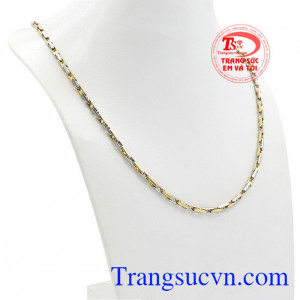 Khi đeo chiếc dây chuyền vàng giúp nam giới tự tin thể hiện cá tính, khẳng định vị thế.