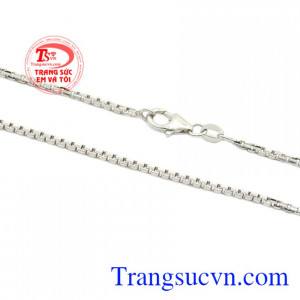 Sản phẩm dễ dàng kết hợp với nhiều kiểu trang phục tự tin thể hiện cá tính.