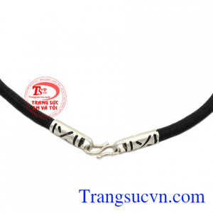 Sản phẩm kết hợp cùng mặt dây mang đến vẻ thời thượng, phong cách cho nam giới.