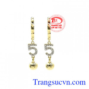 Hoa tai nữ vàng phong cách thiết kế tinh tế, từng đường nét tỉ mỉ tạo điểm nổi bật.