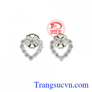 Hoa tai trái tim rung động được thiết kế tinh tế gắn các viên đá CZ sáng lấp lánh tạo điểm nổi bật.
