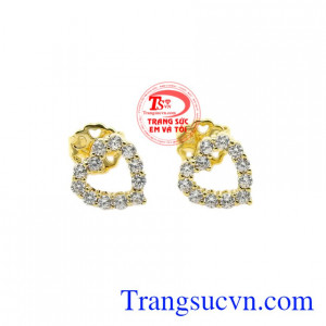 Hoa tai trái tim yêu thương được thiết kế nhỏ xinh làm tăng nét dễ thương, duyên dáng cho phái nữ.