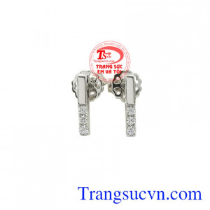 Hoa tai vàng trắng kiểu cách được chế tác từ vàng trắng thời trang, mang phong cách hiện đại tạo sự năng động cho các cô nàng bận rộn yêu thích sự đơn giản.