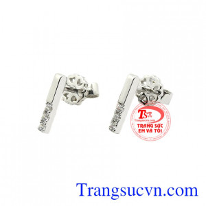 Hoa tai vàng trắng kiểu cách đang là xu hướng mà các cô gái yêu thích nhất trong thời gian gần đây.