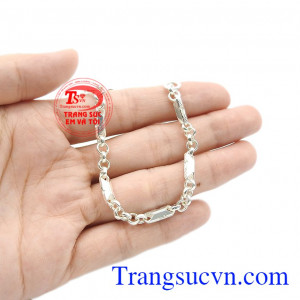 Lắc chân trẻ em phù hợp làm quà tặng cho các bé trong dịp đầy tháng hoặc đầy năm.