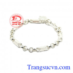 Lắc bạc đảm bảo an toàn với làn da của bé. Lắc chân trẻ em