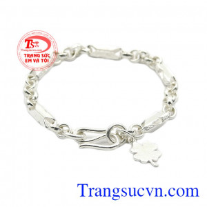Lắc chân trẻ em được chế tác bằng bạc giúp tăng cường đề kháng, kháng khuẩn và cản gió cho bé.