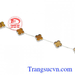 Lắc tay vàng thiết kế hình cỏ bốn lá mang đến nhiều vận may cho nữ giới.