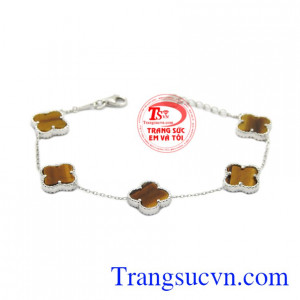 Lắc tay nữ được nhiều phái đẹp lựa chọn để làm phụ kiện giúp các nàng tự tin tỏa sáng.