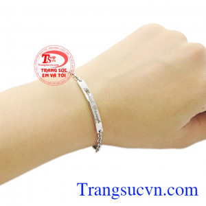 Được chế tác từ vàng tây 10k bền đẹp, an toàn cho da của bé nên đây là một gợi ý hay về món quà tặng cho trẻ. Lắc tay vàng trắng tặng bé yêu
