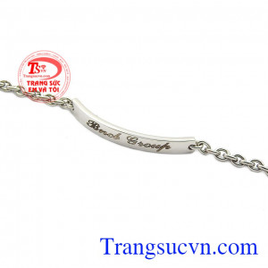 Bạn có thể khắc chữ trên lắc tay để ghi dấu kỉ niệm trong dịp đặc biệt. Lắc tay vàng trắng tặng bé yêu