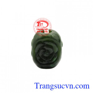 Lu thống Nephrite hoa hồng được chạm khắc tinh tế, mang đến một sản phẩm thanh tú và đặc biệt.