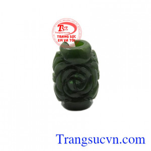 Lu thống Nephrite lộc phát được chạm khắc công phu hình hoa hồng, thiết kế tinh tế.