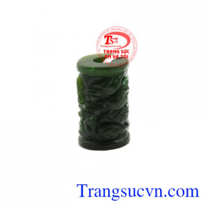 Lu thống Nephrite rồng uy quyền có thể đeo dây hoặc bọc vàng làm tăng vẻ sang trọng cho người đeo.