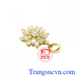 Với thiết kế độc đáo đính đá bắt sáng tạo điểm nhấn và sức cuốn hút cho nữ giới.