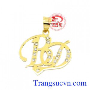 Mặt dây chữ kim cương tinh tế là sản phẩm mới, thiết kế độc đáo mang lại sản phẩm hoàn hảo đến cho người dùng.