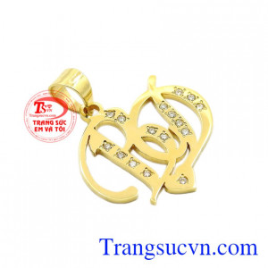 Sản phẩm là sự kết hợp giữa vàng tây 18k đính các viên kim cương thiên nhiên tạo nét nổi bật cho người đeo.