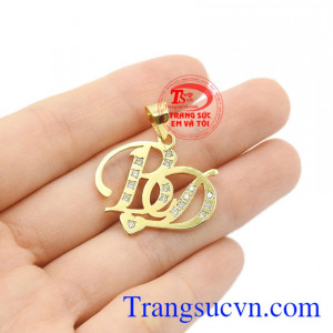 Mặt dây chữ kim cương tinh tế mang đến vẻ thời thượng dành cho bạn.