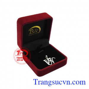 Kiểu dáng đơn giản tạo sự sang trọng cho người đeo. Mặt dây chữ thời trang