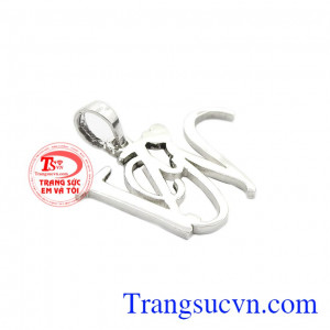 Mặt dây chữ thời trang được chế tác từ bạc 92.5. 