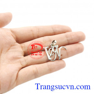 Mặt dây chữ thời trang nhận đặt chế tác theo yêu cầu, giao hàng toàn quốc.