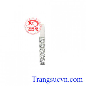 Mặt dây chuyền đính đá điệu đà kết hợp cùng dây chuyền vàng mang lại nét cá tính cho phái nữ.