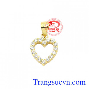 Mặt dây chuyền trái tim cá tính kết hợp cùng với dây chuyền vàng tạo điểm nhấn trên cổ nhỏ xinh của các nàng.