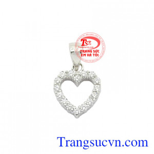 Mặt dây chuyền trái tim xinh xắn được chế tác tinh xảo từ vàng 14k mang lại vẻ trẻ trung, thời thượng cho phái đẹp.