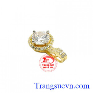 Sản phẩm là dòng sản phẩm mới thương hiệu Em và Tôi hiện đang được nhiều phái đẹp ưa chuộng.
