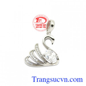 Mặt dây thiên nga tinh tế kết hợp cùng dây chuyền vàng trắng mang đến nét duyên dáng, và nữ tính đến cho người đeo.