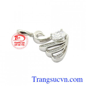 Vẻ đẹp ấy được các nhà thiết kế trang sức tận dụng tạo nên những sản phẩm tuyệt vời đến cho phái đẹp.