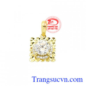 Mặt dây vàng màu nữ tính được thiết kế từng đường nét sắc sảo, sáng bóng.