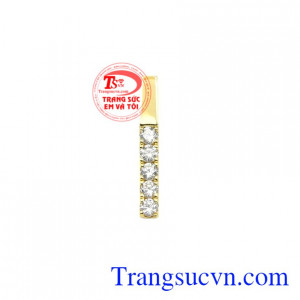 Mặt dây vàng nữ phong cách với thiết kế đơn giản hướng đến sự hiện đại, năng động.